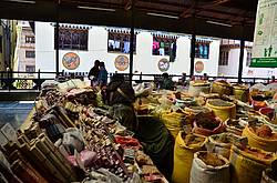 Bunte Märkte und frische Waren in Bhutan
