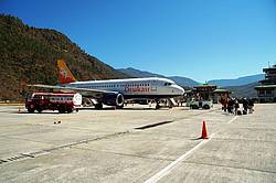 Druk Air oder Bhutan Airlines bieten Direktflüge nach Paro an