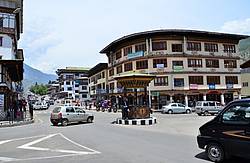 Bhutans berühmte Strassenkreuzung mit dem Verkehrspolizist
