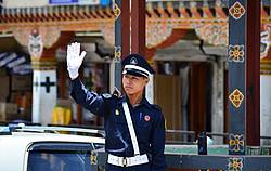 Bhutans einzige Ampel wurde durch einen Verkehrspolizisten ersetzt, da niemand damit zurecht kam 