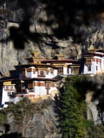 Himalaya-Panorama das die Kulisse für das Tigernest-Kloster bildet und Besucher mit seiner majestätischen Schönheit beeindruckt