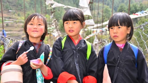 Kinder in Ostbhutan auf dem Schulweg