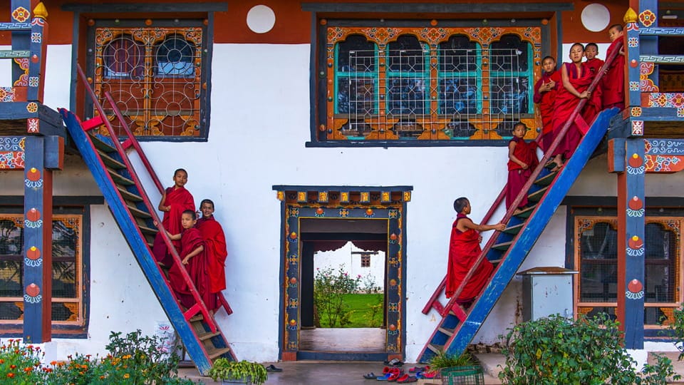 individualreisen-bhutan-moenche.jpg